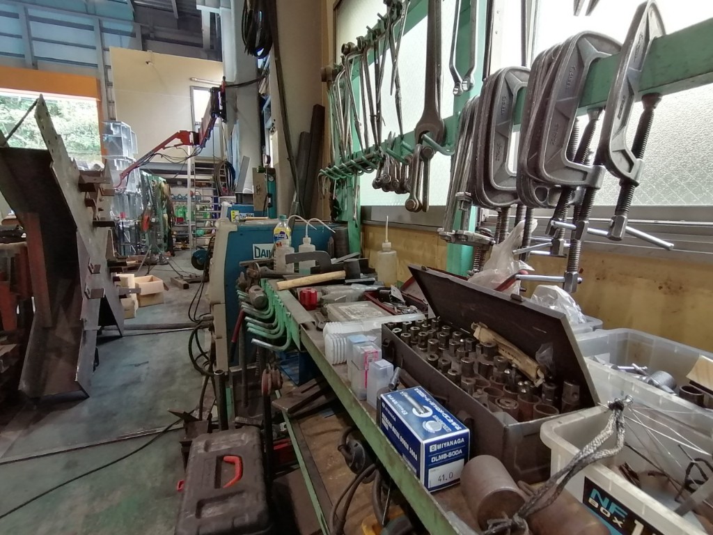 美山工場の作業台と工具
